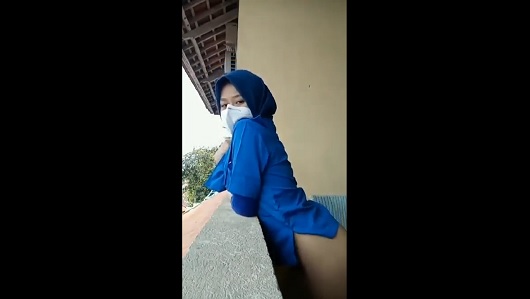 Bokep Indo Mbak Kasir Indomaret Pamer Memek di Balkon