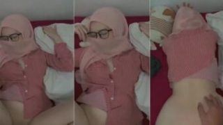 Bokep Indo Jilbab Pink Berkacamata Lejen Ngewe Versi Clean